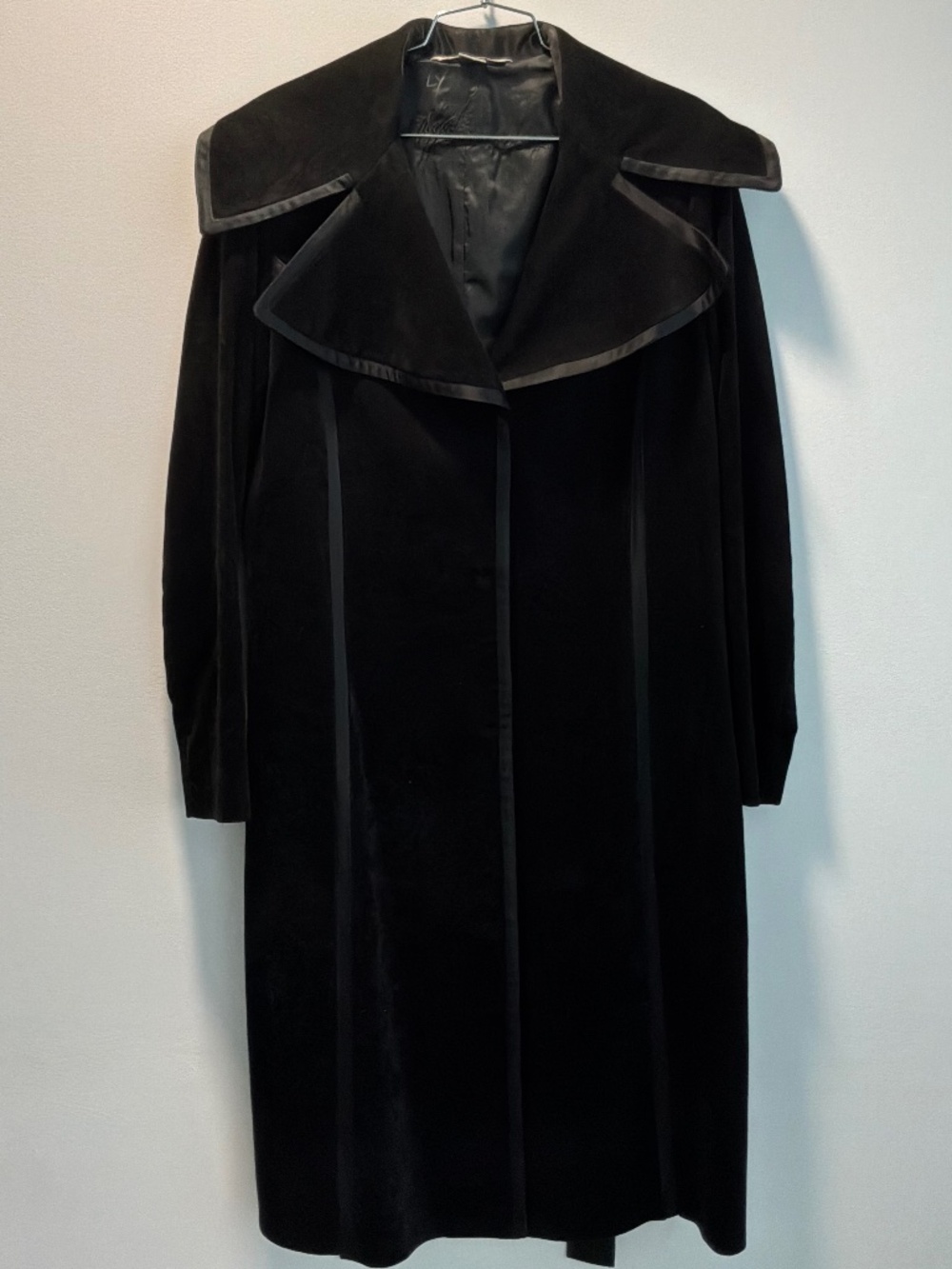 Vintage Peter Nygard Black Mid-Length Trench Coat with Satin Trim - Size 14